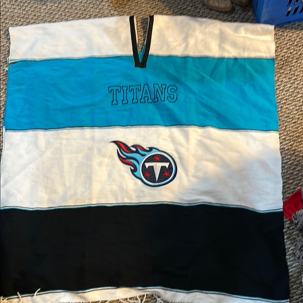 One size poncho. Tn titans